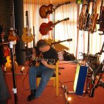 Gitaren demonstreren voor Huub Boel op Acoustic Strings
